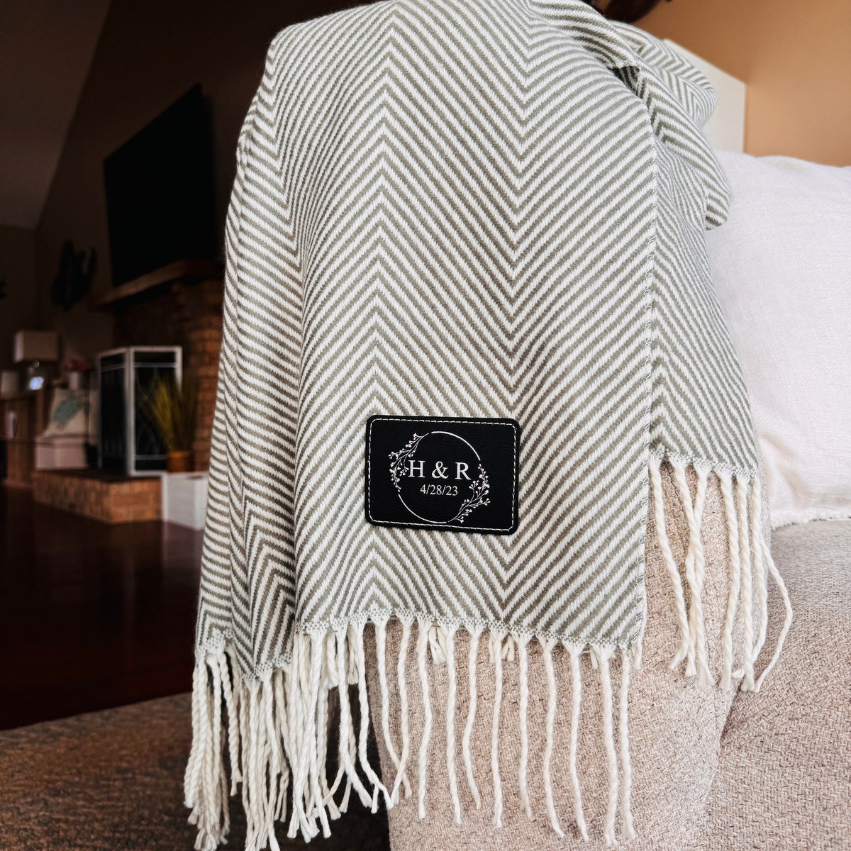 Monogrammed Wool Throw Blanket with Personalized Leather Handle outlet Strap, Gingham Gray 100% Wool Blanket, Housewarming Gift, Express Delivery